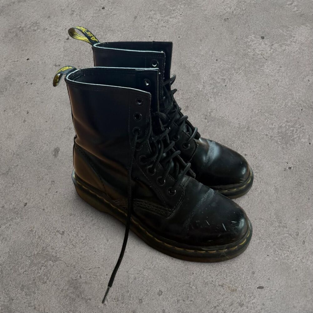 Black Dr. Martens Classic Leather Boots Womens Size 7 Men’s Size 6